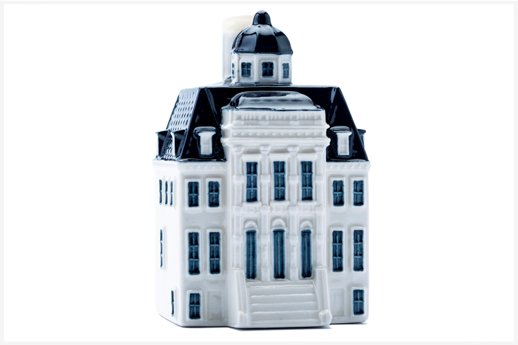 KLM viert 100 jaar met Delfts blauw mininatuurhuisje